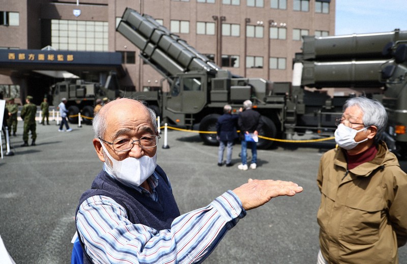 地上発射型の国産ミサイル「12式地対艦誘導弾能力向上型」について記者の質問に答える託麻東校区自治協議会会長の田中穂積さん（左）＝熊本市東区の陸上自衛隊健軍駐屯地で2026年3月17日午後1時26分、玉城達郎撮影