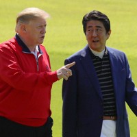 ゴルフ場で安倍晋三首相（右）と話すトランプ米大統領＝千葉県茂原市の茂原カントリー倶楽部で2019年（令和元年）5月26日、代表撮影