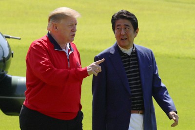 ゴルフ場で安倍晋三首相（右）と話すトランプ米大統領＝千葉県茂原市の茂原カントリー倶楽部で2019年（令和元年）5月26日、代表撮影