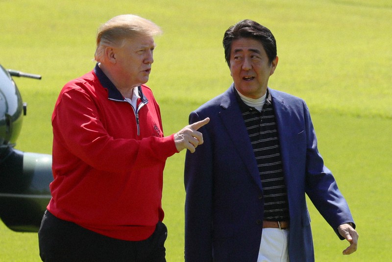 ゴルフ場で安倍晋三首相（右）と話すトランプ米大統領＝千葉県茂原市の茂原カントリー倶楽部で2019年（令和元年）5月26日、代表撮影