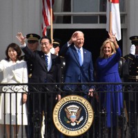 米ホワイトハウスで、歓迎式典後に招待客に手を振る岸田文雄首相（左から2人目）とバイデン米大統領（同3人目）＝2024年4月10日、秋山信一撮影