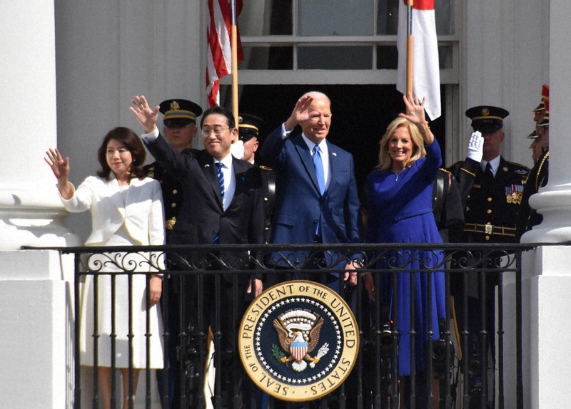 米ホワイトハウスで、歓迎式典後に招待客に手を振る岸田文雄首相（左から2人目）とバイデン米大統領（同3人目）＝2024年4月10日、秋山信一撮影