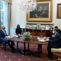 米ホワイトハウスで会談するバイデン米大統領（左）と菅義偉首相＝2021年4月、バイデン氏のツイッターより