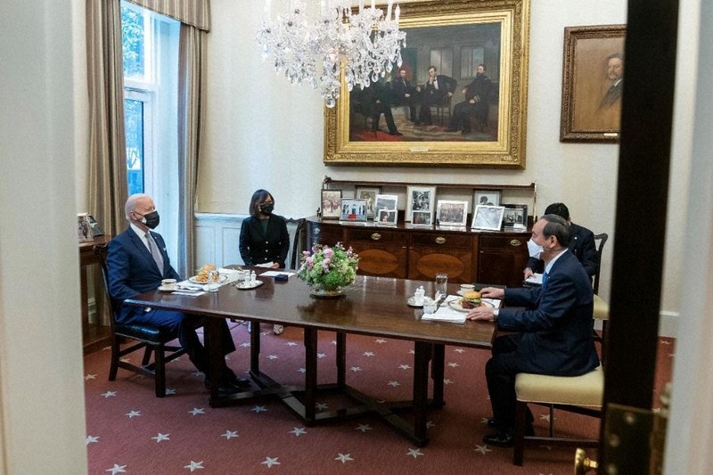 米ホワイトハウスで会談するバイデン米大統領（左）と菅義偉首相＝2021年4月、バイデン氏のツイッターより