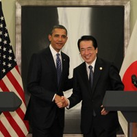 会談後にオバマ米大統領（左）と握手する菅直人首相＝横浜市西区のパシフィコ横浜で2010年11月13日午前11時44分、森田剛史撮影