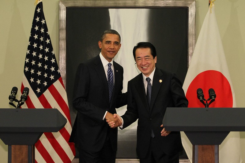 会談後にオバマ米大統領（左）と握手する菅直人首相＝横浜市西区のパシフィコ横浜で2010年11月13日午前11時44分、森田剛史撮影