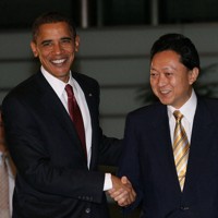 来日したオバマ米大統領を出迎える鳩山由紀夫首相（右）＝首相官邸で2009年11月13日午後6時44分、佐々木順一撮影