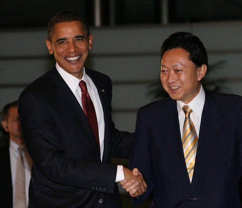 来日したオバマ米大統領を出迎える鳩山由紀夫首相（右）＝首相官邸で2009年11月13日午後6時44分、佐々木順一撮影