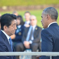 献花とスピーチの後、握手をする安倍晋三首相（当時）とオバマ米大統領（同）＝広島市中区の平和記念公園で2016年5月27日、西田進一郎撮影