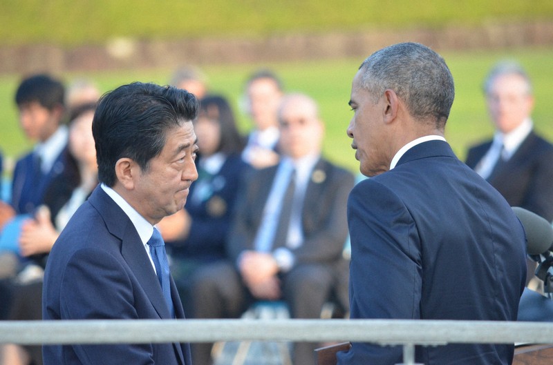 献花とスピーチの後、握手をする安倍晋三首相（当時）とオバマ米大統領（同）＝広島市中区の平和記念公園で2016年5月27日、西田進一郎撮影