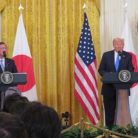 米ホワイトハウスで共同記者会見に臨むトランプ米大統領（右）と石破茂首相＝2025年2月、秋山信一撮影