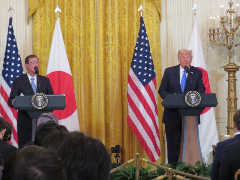 米ホワイトハウスで共同記者会見に臨むトランプ米大統領（右）と石破茂首相＝2025年2月、秋山信一撮影