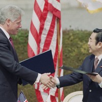 日米安保共同宣言に署名した後、握手するビル・クリントン米大統領と橋本龍太郎首相（当時）＝東京・元赤坂の迎賓館で1996年4月17日、藤井太郎撮影