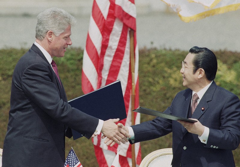日米安保共同宣言に署名した後、握手するビル・クリントン米大統領と橋本龍太郎首相（当時）＝東京・元赤坂の迎賓館で1996年4月17日、藤井太郎撮影