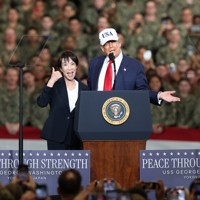 米原子力空母ジョージ・ワシントンの艦内で演説に臨むトランプ米大統領（右）と高市早苗首相＝神奈川県横須賀市の米海軍横須賀基地で2025年10月28日午後4時18分、後藤由耶撮影