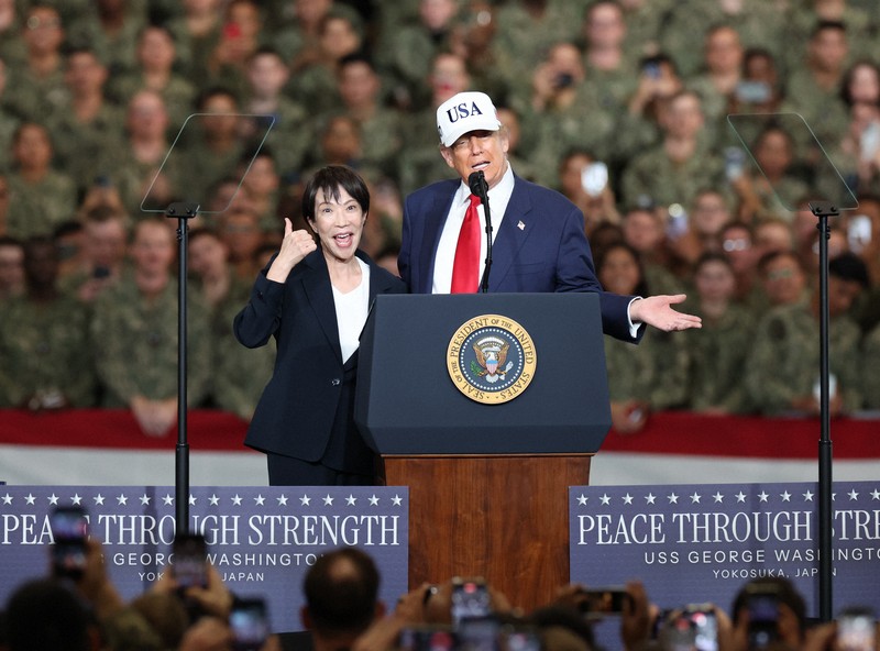 米原子力空母ジョージ・ワシントンの艦内で演説に臨むトランプ米大統領（右）と高市早苗首相＝神奈川県横須賀市の米海軍横須賀基地で2025年10月28日午後4時18分、後藤由耶撮影