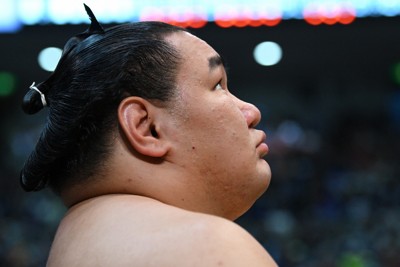 取り組み前に集中する豊昇龍＝エディオンアリーナ大阪で2026年3月17日、大西岳彦撮影