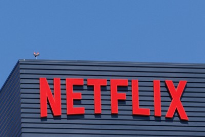 建物に掲げられたネットフリックスのロゴ＝米カリフォルニア州で2023年7月、ロイター