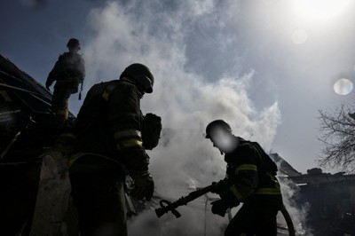 ロシア軍の空爆をうけた建物で捜索活動をする消防隊員＝ウクライナ・ザポリージャで2026年3月16日、ロイター