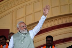 インド東部コルカタで開かれた公開集会で聴衆にあいさつするインドのモディ首相＝AP