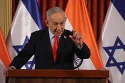 インドのモディ首相との共同記者会見で話すイスラエルのネタニヤフ首相。常に強気の姿勢を貫いている＝AP
