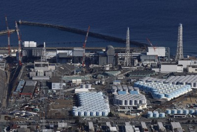 事故から15年となる東京電力福島第1原発。敷地内には処理水をためる大量のタンクが並ぶ＝2月9日、本社ヘリから