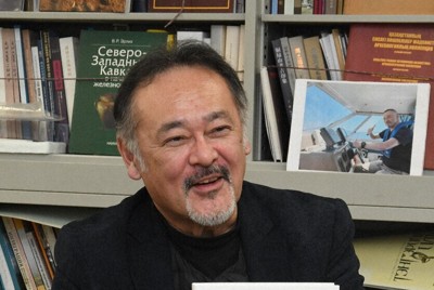 同僚だった柴田昌児さんとの思い出を振り返りながら著作集出版の経緯を語る村上恭通・愛媛大アジア古代産業考古学研究センター長＝松山市で、狩野樹理撮影