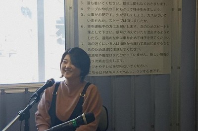 ラジオ石巻のスタジオと松浦佳奈さん。壁に貼られた地震発生時のアナウンス内容は「震災発生当時、まだ手書きでした」＝宮城県石巻市で2026年2月13日、赤間清広撮影