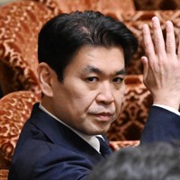 参院予算委員会で文科相についての週刊誌報道に関して立憲民主党・杉尾秀哉氏の質問に挙手する松本洋平文科相＝国会内で2026年3月18日午後1時3分、平田明浩撮影