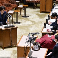 参院予算委員会でれいわ新選組・木村英子氏（右手前から2人目）の質問に答弁する高市早苗首相（左）＝国会内で2026年3月18日午後4時13分、平田明浩撮影