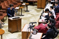 参院予算委員会でれいわ新選組・木村英子氏（右手前から2人目）の質問に答弁する高市早苗首相（左）＝国会内で2026年3月18日午後4時13分、平田明浩撮影