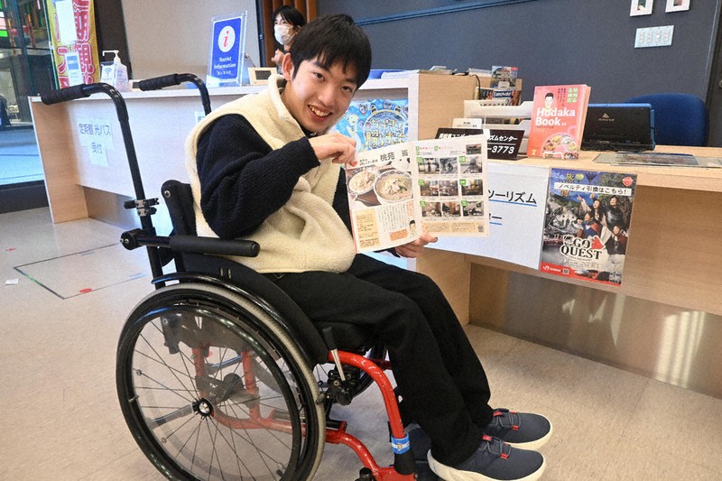 長崎市観光案内所に「ホダカブック」の第2弾を寄贈した織田帆尊さん＝長崎市尾上町で2026年2月9日午後2時3分、尾形有菜撮影