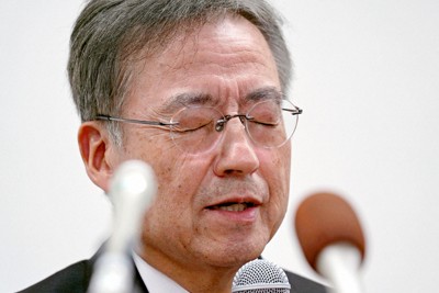 険しい表情を浮かべる杉本達治・福井県知事（当時）＝福井県庁で2025年11月25日午後4時42分、岩本一希撮影