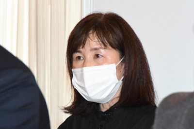 判決後、原告団が開いた記者会見で思いを述べる入江須美さん＝松山市で2026年3月18日午後3時59分、狩野樹理撮影