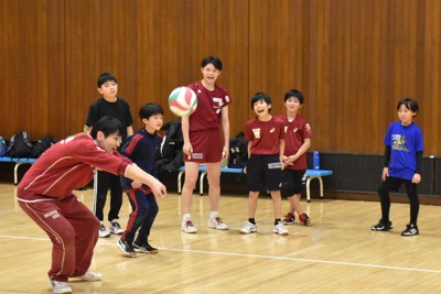 早稲田大男子バレーボール部の学生をお手本に練習する子供たち＝東京都杉並区の早稲田大上井草体育館で2024年1月22日、小林悠太撮影
