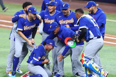 【米国－ベネズエラ】優勝し、喜ぶベネズエラの選手たち＝米マイアミのローンデポ・パークで2026年3月17日、前田梨里子撮影