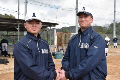 センバツに向けて健闘を誓い合う阿南光の小田拓門投手（右）と篠原天翔捕手＝兵庫県福崎町の神戸医療未来大グラウンドで2026年3月7日午後0時55分、来住哲司撮影