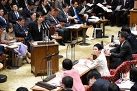 Prime Minister Sanae Takaichi, on the podium at left, answers questions from Constitutional Democratic Party of Japan lawmaker Renho, right in white clothes, during a House of Councillors Budget Committee session on March 16, 2026. (Mainichi/Akihiro Hirata) 