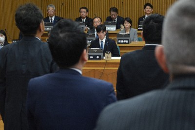 ハラスメント対策に関する条例案について起立採決する県議らを見つめる石田嵩人知事（中央奥）＝福井県議会で、萱原健一撮影