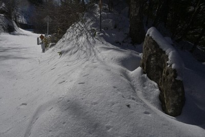 篠原無然が遭難死した安房峠の現場。慰霊碑（右側）が建っている＝岐阜県高山市で2026年3月、去石信一撮影