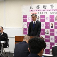京都府警幹部らに向けて訓示を行う吉越清人本部長＝京都市上京区で、資野亮太撮影