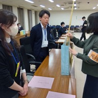 入念に立候補の受け付けリハーサルをする京都府選管職員ら＝京都市上京区で、久保聡撮影