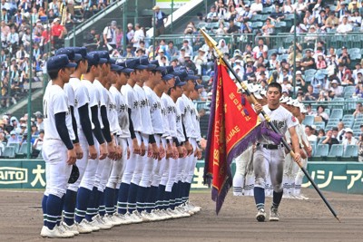 【沖縄尚学－日大三】優勝旗を手にする沖縄尚学の真喜志拓斗主将＝兵庫県西宮市の阪神甲子園球場で2025年8月23日、西夏生撮影