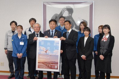 トキ放鳥に向けた活動を飯塚俊之市長（前列左から3人目）に報告したメンバー＝島根県出雲市役所で、上野宏人撮影