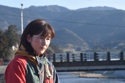 夫の命を奪った肱川を見つめる入江須美さん＝愛媛県西予市野村町で2026年2月、広瀬晃子撮影