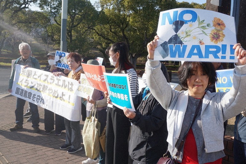 出撃基地にするな」 米海軍佐世保基地前 市民20人抗議 ／長崎 | 毎日新聞