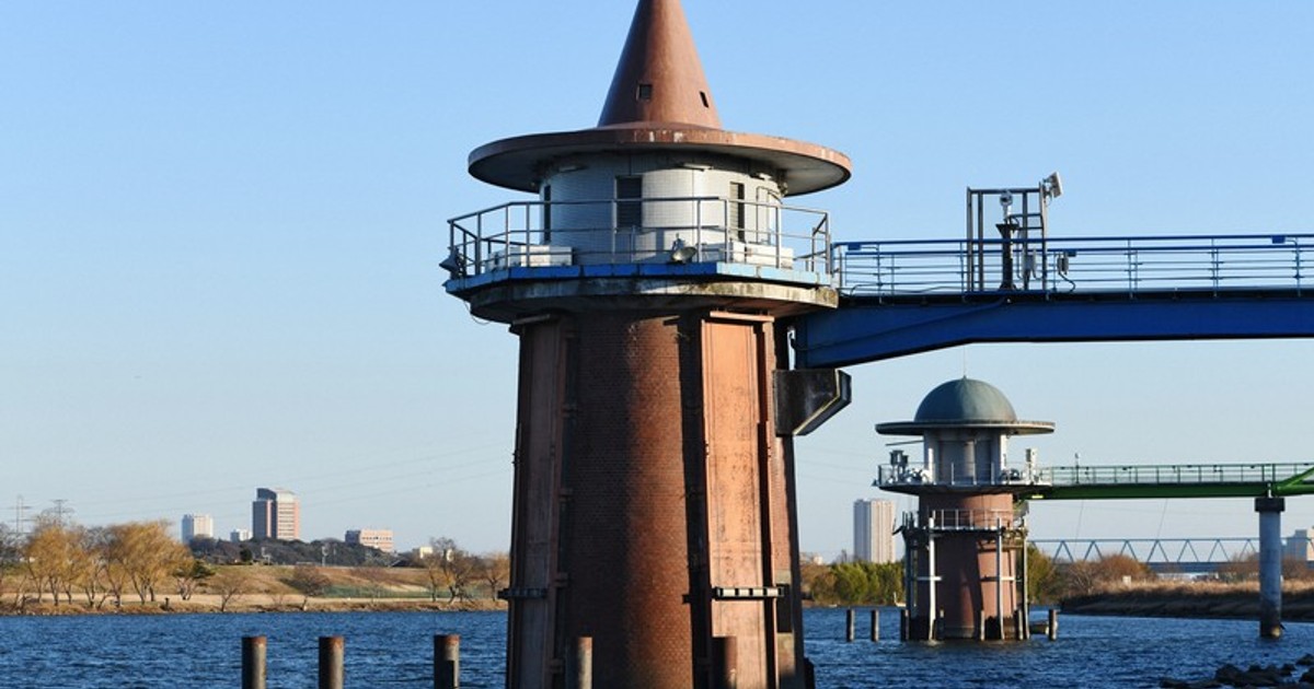 Retro Japan in Photos: Hat-shaped towers along river in Tokyo taking in water for decades