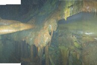 小型ドローンが撮影した福島第1原発3号機の原子炉格納容器の内部。中央から右上にかけて写る構造物が、破損し垂れ下がった圧力容器底部とみられる。左上の空間は、底部の穴から見えるようになった圧力容器の内部＝東京電力ホールディングス提供