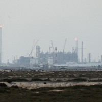 ラスラファン工業団地にある液化天然ガス関連施設＝カタールで2026年3月2日、ロイター