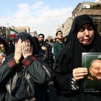 イスラエルによる攻撃で死亡したイランの最高安全保障委員会のラリジャニ事務局長らの葬儀に集まった人々＝テヘランで2026年3月18日、WANAロイター